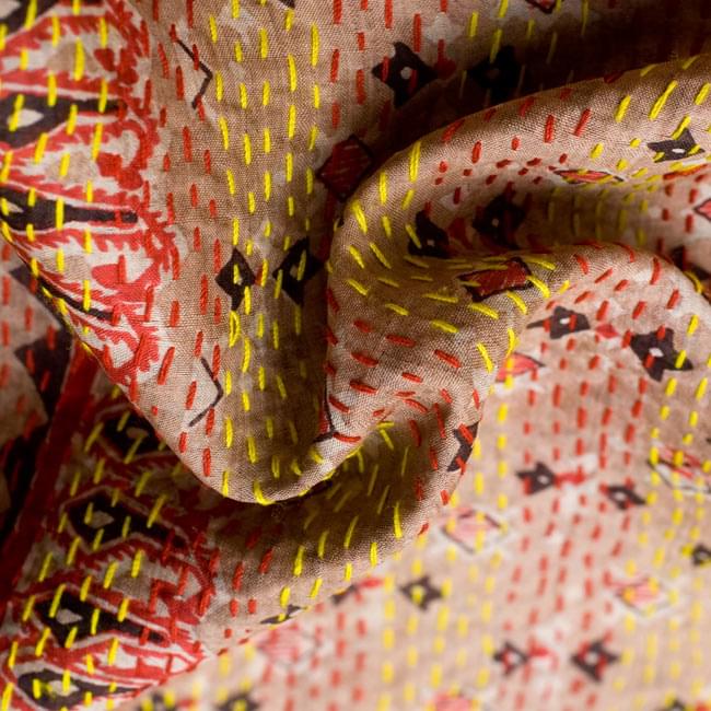 【1点物】インドのカンタ刺繍スカーフ (190cm×52cm) 5 - くしゃっとして質感がわかるように撮影してみました。