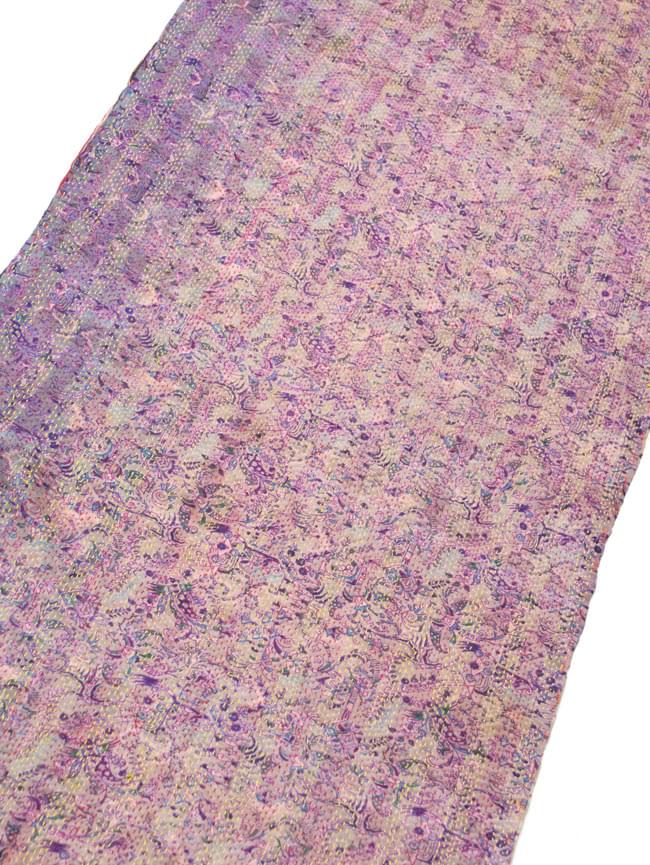 【1点物】インドのカンタ刺繍スカーフ (190cm×52cm) 9 - 反対面を斜めから撮ってみました。基本的にどちらが裏表かは決まっていませんので、お好みでお楽しみ下さい。