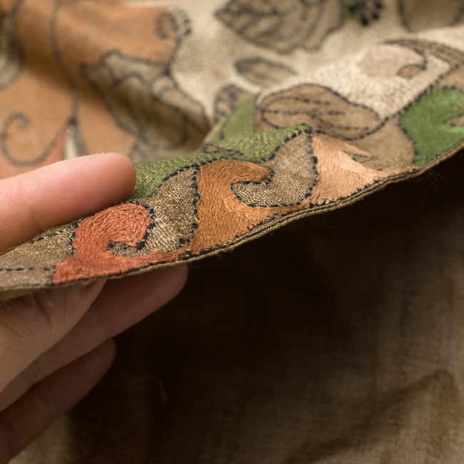 【1点物・インド最高級品】インドのカンタ刺繍ストール 16 - 生地は薄手なので軽く羽織るのにぴったりです。