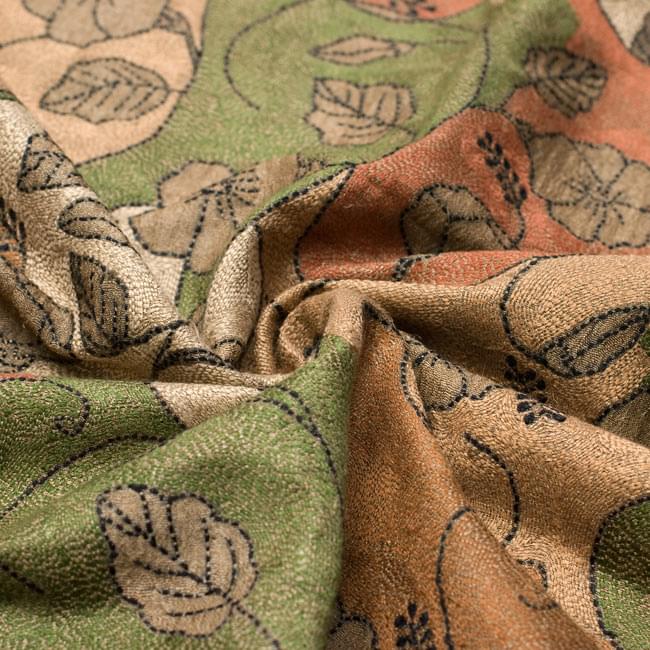 【1点物・インド最高級品】インドのカンタ刺繍ストール 17 - 美しい模様に思わず見とれてしまいます。