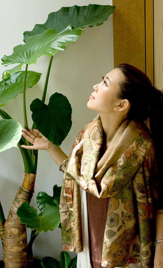 【1点物・インド最高級品】インドのカンタ刺繍ストール 2 - 首に巻いた時の適度なボリュームが素敵です。