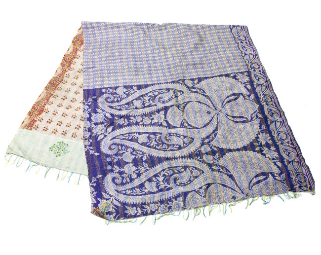 【1点物】インドのカンタ刺繍ショール (208cm×88cm) 10 - 半分に折ってみました。その日の気分で両面お楽しみ頂けます。