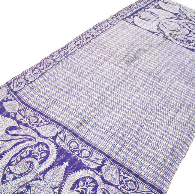 【1点物】インドのカンタ刺繍ショール (208cm×88cm) 2 - 斜めから撮ってみました。全体に刺し子がしてあるのでとても丈夫です。