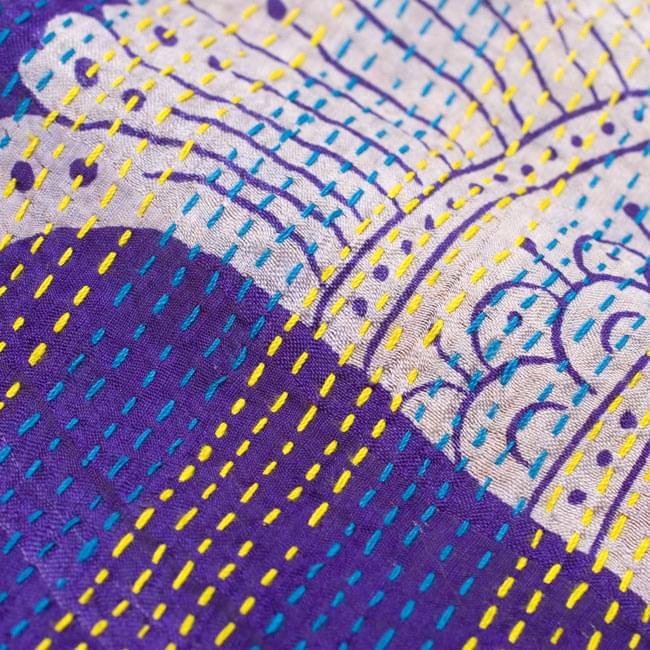 【1点物】インドのカンタ刺繍ショール (208cm×88cm) 3 - 商品をアップにしてみました。糸と布の色の組み合わせがとても美しいです。