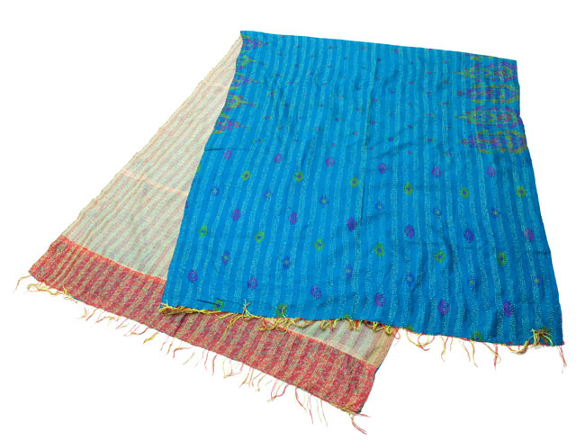 【1点物】インドのカンタ刺繍ショール (232cm×90cm) 10 - 半分に折ってみました。その日の気分で両面お楽しみ頂けます。