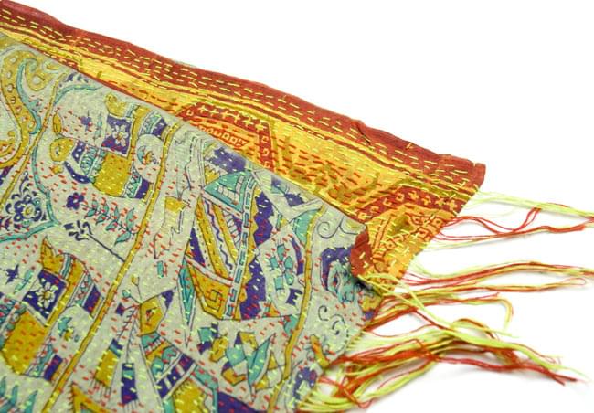 【1点物】インドのカンタ刺繍ショール (214cm×54cm) 12 - ざっくりと裁断されており、きちんとした長方形ではありません。このように端がきちんと合わないことも多々ありますので、ご理解の上お買い求め下さい。(こちら色違いの商品です)