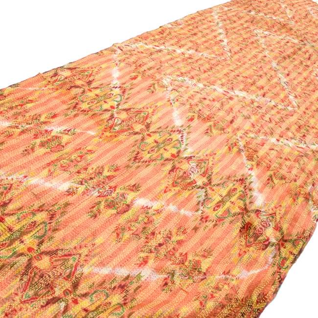 【1点物】インドのカンタ刺繍ショール (214cm×54cm) 2 - 斜めから撮ってみました。全体に刺し子がしてあるのでとても丈夫です。