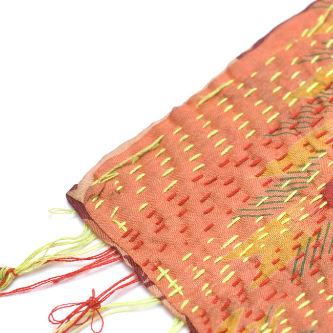 【1点物】インドのカンタ刺繍ショール (214cm×54cm) 4 - 端部分をアップにしてみました。まつり縫いがそのままになっている箇所もあります。