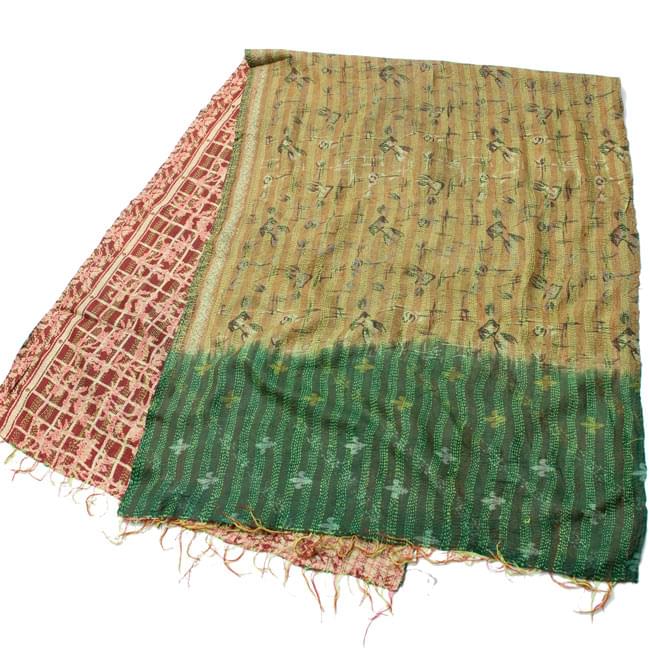 【1点物】インドのカンタ刺繍ショール (216cm×80cm) 10 - 半分に折ってみました。その日の気分で両面お楽しみ頂けます。