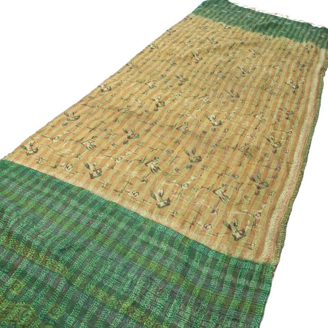 【1点物】インドのカンタ刺繍ショール (216cm×80cm) 2 - 斜めから撮ってみました。全体に刺し子がしてあるのでとても丈夫です。