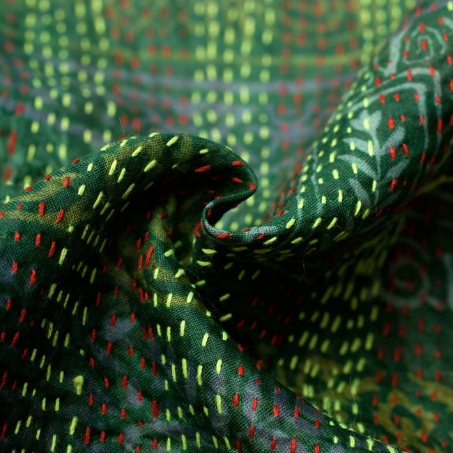 【1点物】インドのカンタ刺繍ショール (216cm×80cm) 6 - くしゃっとして質感がわかるように撮影してみました。