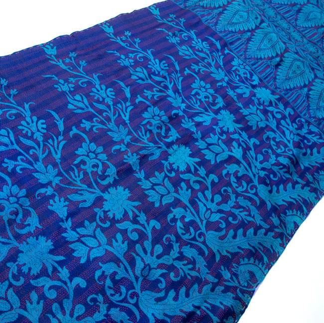 【1点物】インドのカンタ刺繍ショール (200cm×90cm) 2 - 斜めから撮ってみました。全体に刺し子がしてあるのでとても丈夫です。