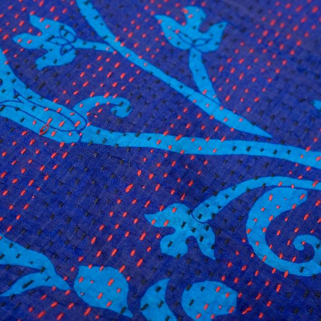 【1点物】インドのカンタ刺繍ショール (200cm×90cm) 3 - 商品をアップにしてみました。糸と布の色の組み合わせがとても美しいです。