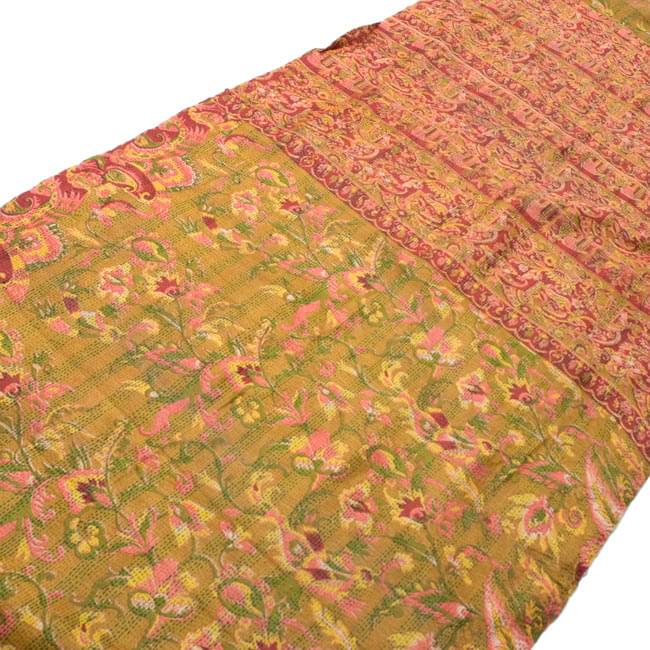 【1点物】インドのカンタ刺繍ショール (215cm×82cm) 2 - 斜めから撮ってみました。全体に刺し子がしてあるのでとても丈夫です。