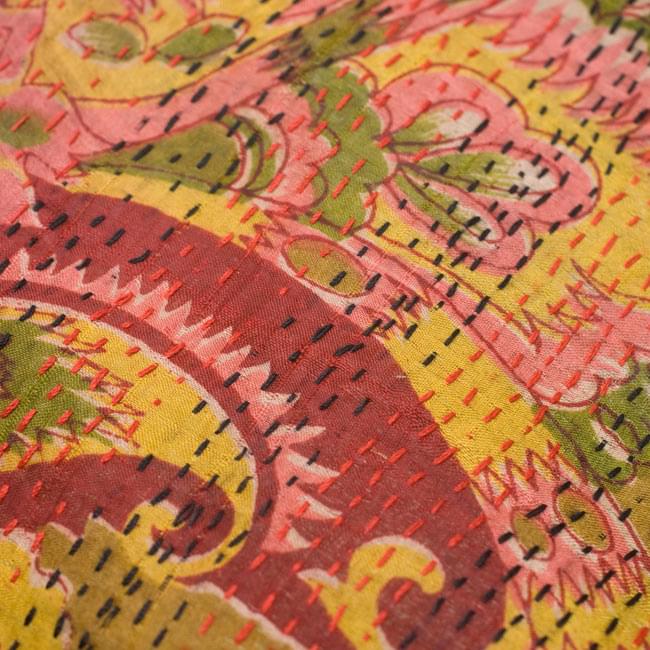 【1点物】インドのカンタ刺繍ショール (215cm×82cm) 3 - 商品をアップにしてみました。糸と布の色の組み合わせがとても美しいです。