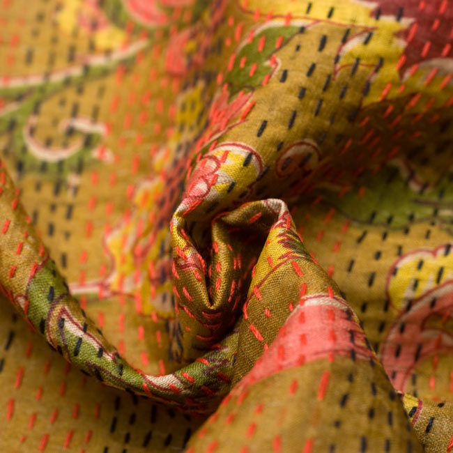 【1点物】インドのカンタ刺繍ショール (215cm×82cm) 6 - くしゃっとして質感がわかるように撮影してみました。