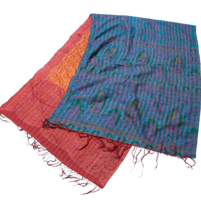 【1点物】インドのカンタ刺繍ショール (235cm×80cm) 10 - 半分に折ってみました。その日の気分で両面お楽しみ頂けます。
