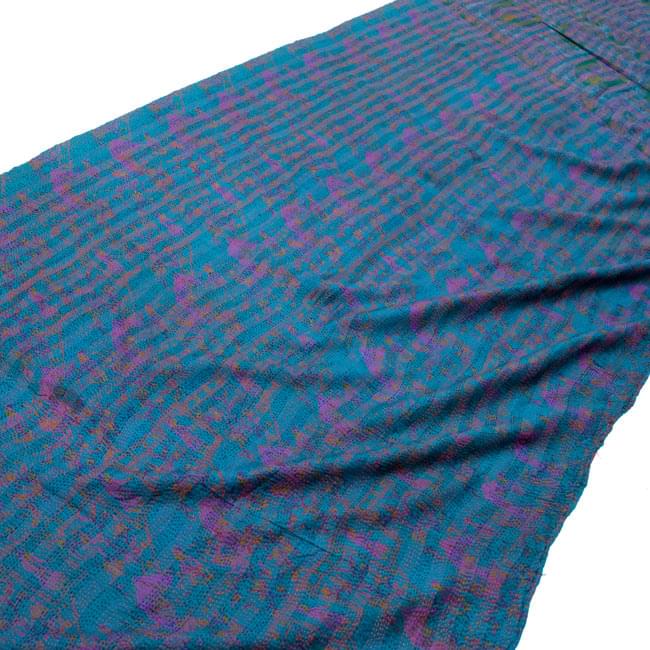 【1点物】インドのカンタ刺繍ショール (235cm×80cm) 2 - 斜めから撮ってみました。全体に刺し子がしてあるのでとても丈夫です。