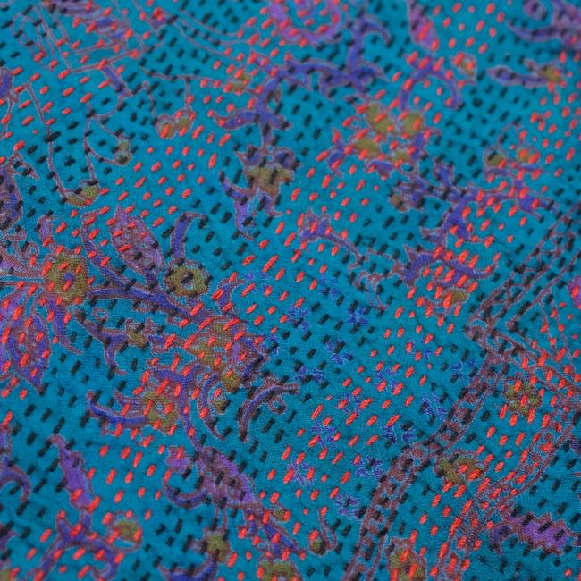 【1点物】インドのカンタ刺繍ショール (235cm×80cm) 3 - 商品をアップにしてみました。糸と布の色の組み合わせがとても美しいです。