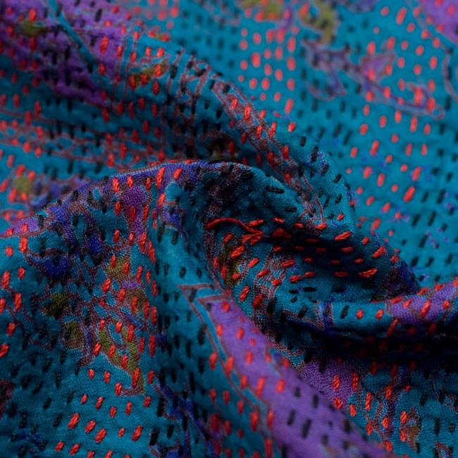 【1点物】インドのカンタ刺繍ショール (235cm×80cm) 6 - くしゃっとして質感がわかるように撮影してみました。