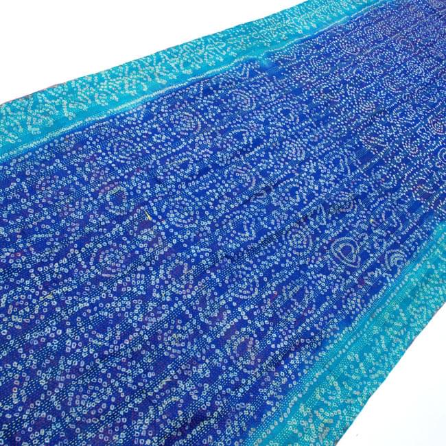 【1点物】インドのカンタ刺繍ショール (220cm×84cm) 2 - 斜めから撮ってみました。全体に刺し子がしてあるのでとても丈夫です。