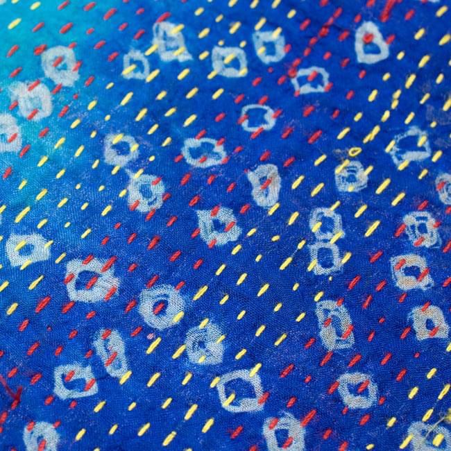 【1点物】インドのカンタ刺繍ショール (220cm×84cm) 3 - 商品をアップにしてみました。糸と布の色の組み合わせがとても美しいです。