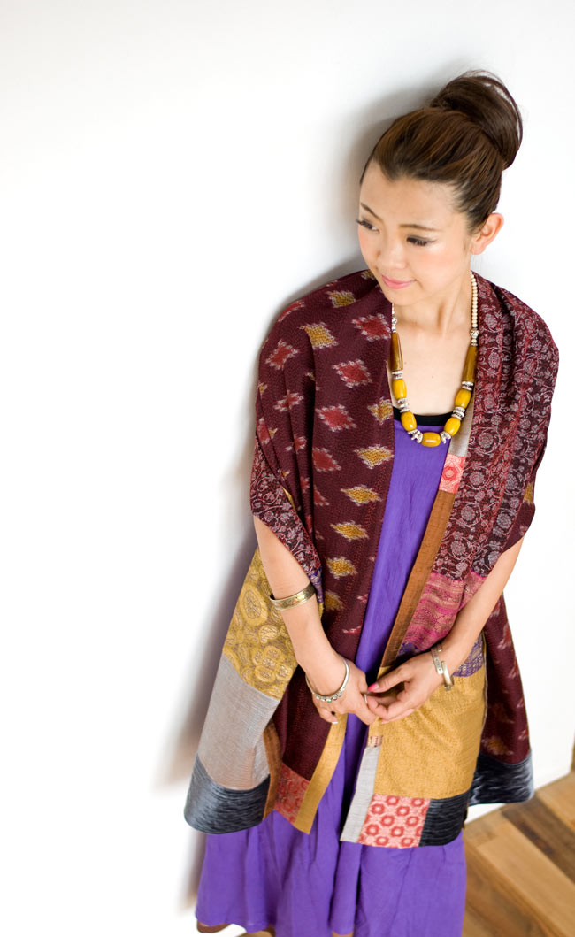 【1点物・インド最高級品】インドのカンタ刺繍ストール 2 - 肩からかけてみました。存在感がしっかりあって、とても素敵です。