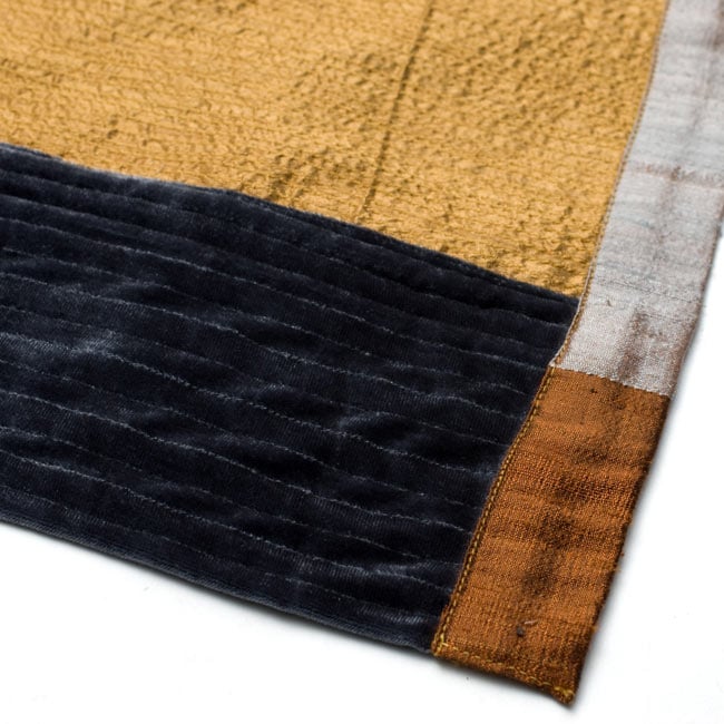 【1点物・インド最高級品】インドのカンタ刺繍ストール 7 - アップにしてみました。ベルベットが落ち着いた雰囲気を演出してくれます。