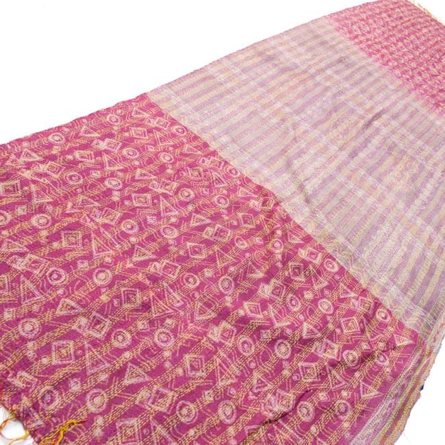 【1点物】インドのカンタ刺繍ショール (225cm×85cm) 2 - 斜めから撮ってみました。全体に刺し子がしてあるのでとても丈夫です。