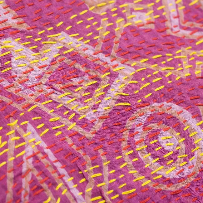 【1点物】インドのカンタ刺繍ショール (225cm×85cm) 3 - 商品をアップにしてみました。糸と布の色の組み合わせがとても美しいです。