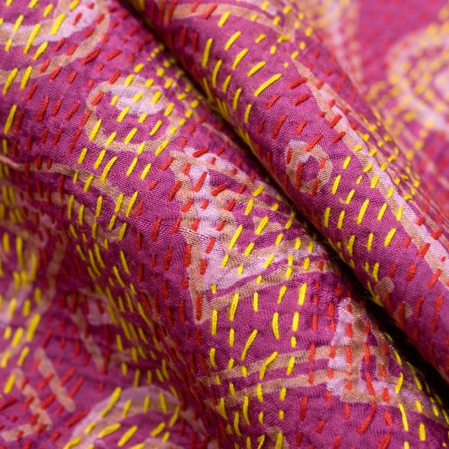 【1点物】インドのカンタ刺繍ショール (225cm×85cm) 6 - くしゃっとして質感がわかるように撮影してみました。