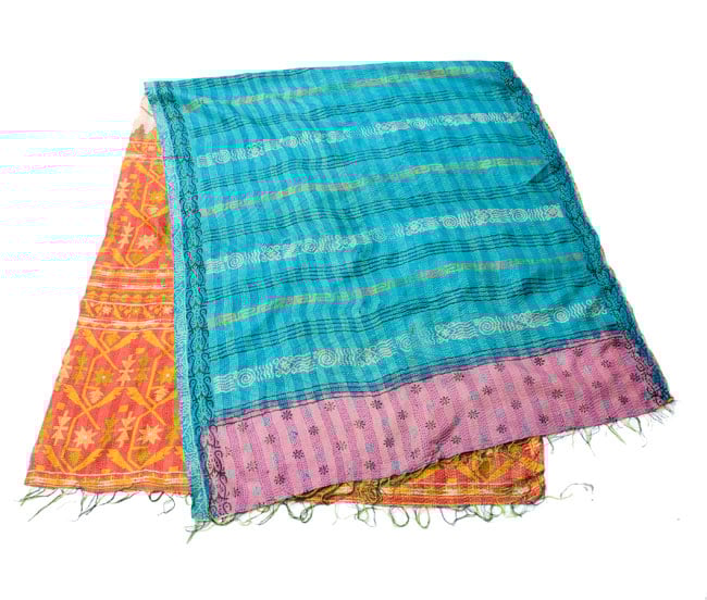 【1点物】インドのカンタ刺繍ショール (200cm×88cm)の商品写真 10枚目 半分に折ってみました。その日の気分で両面お楽しみ頂けます。