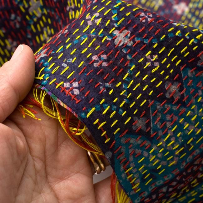 【1点物】インドのカンタ刺繍ショール (200cm×88cm)の商品写真 11枚目 手に持ってみました。生地は薄いのでショールとしてとても使いやすいです。(こちらは色違いの商品です)