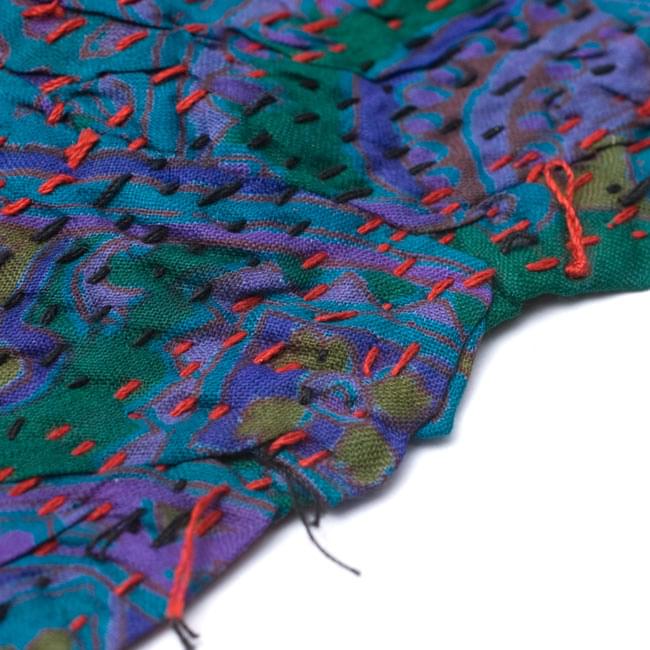 【1点物】インドのカンタ刺繍ショール (200cm×88cm)の商品写真 13枚目 時にはこのようにくしゃっと縫われている箇所もあります。ご了承下さい。(こちらは色違いの商品です)