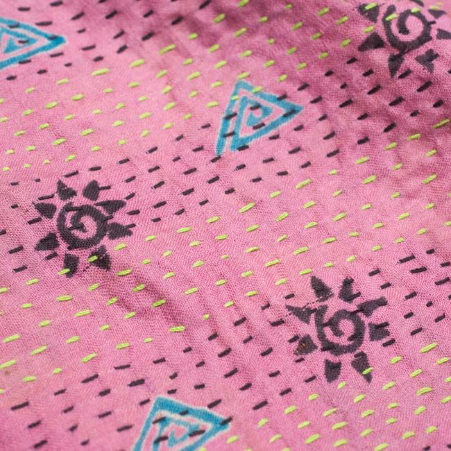 【1点物】インドのカンタ刺繍ショール (200cm×88cm)の商品写真 3枚目 商品をアップにしてみました。糸と布の色の組み合わせがとても美しいです。