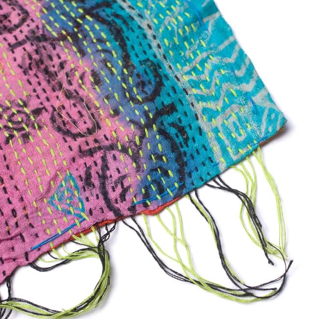 【1点物】インドのカンタ刺繍ショール (200cm×88cm)の商品写真 4枚目 端部分をアップにしてみました。まつり縫いがそのままになっている箇所もあります。