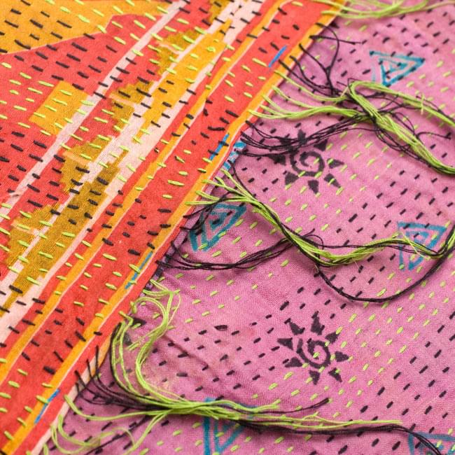 【1点物】インドのカンタ刺繍ショール (200cm×88cm)の商品写真 5枚目 反対面を折り返してみました。リバーシブルでお楽しみ頂けます。