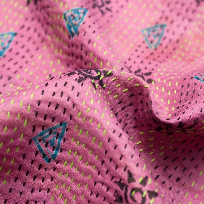 【1点物】インドのカンタ刺繍ショール (200cm×88cm)の商品写真 6枚目 くしゃっとして質感がわかるように撮影してみました。