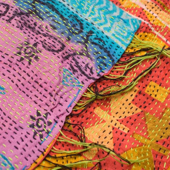 【1点物】インドのカンタ刺繍ショール (200cm×88cm)の商品写真 8枚目 反対面を折り返してみました。リバーシブルでお楽しみ頂けます。