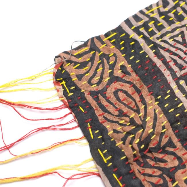 【1点物】インドのカンタ刺繍ショール (190-200cm×78cm) 4 - 端部分をアップにしてみました。まつり縫いがそのままになっている箇所もあります。