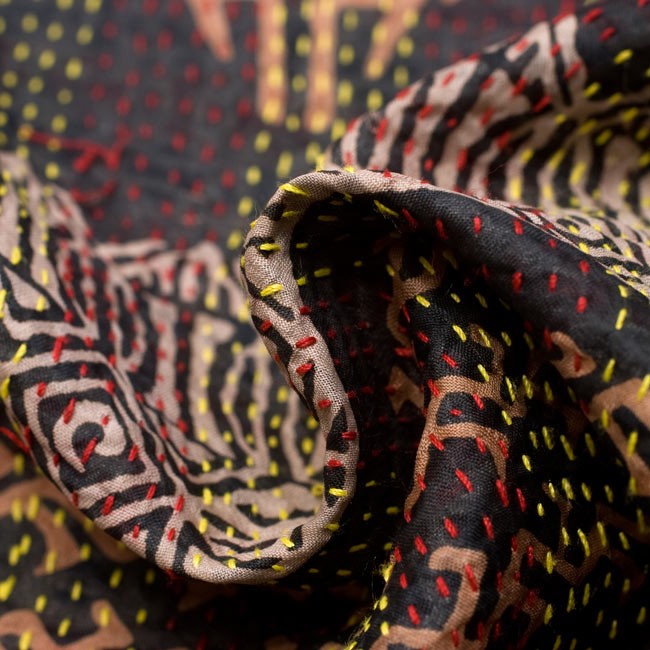 【1点物】インドのカンタ刺繍ショール (190-200cm×78cm) 6 - くしゃっとして質感がわかるように撮影してみました。