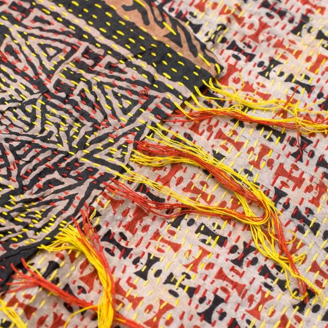 【1点物】インドのカンタ刺繍ショール (190-200cm×78cm) 8 - 反対面を折り返してみました。リバーシブルでお楽しみ頂けます。