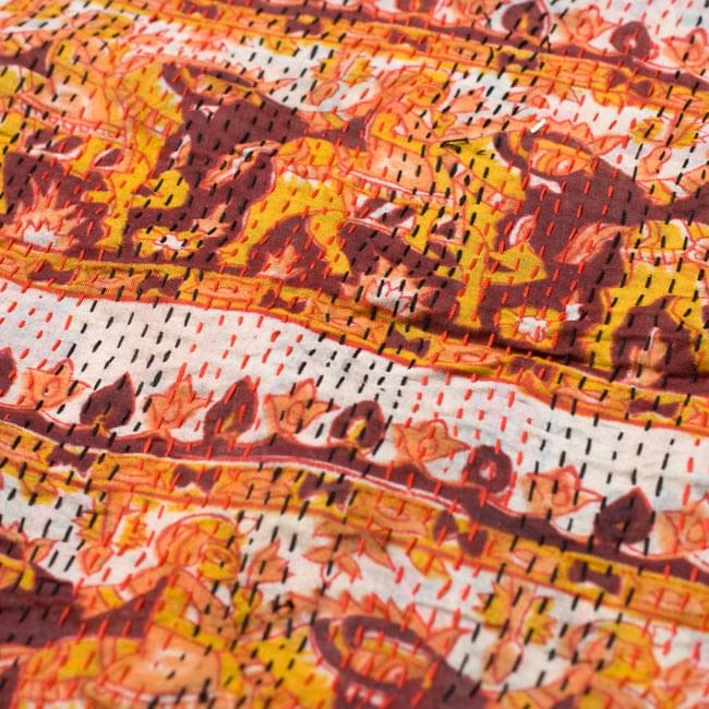 【1点物】インドのカンタ刺繍ショール (180cm×80cm) 3 - 商品をアップにしてみました。糸と布の色の組み合わせがとても美しいです。