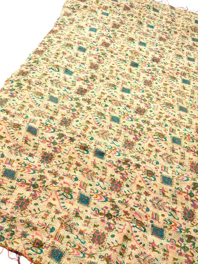 【1点物】インドのカンタ刺繍ショール (180cm×80cm) 9 - 反対面を斜めから撮ってみました。基本的にどちらが裏表かは決まっていませんので、お好みでお楽しみ下さい。