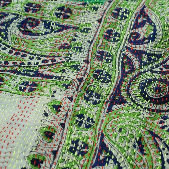 【1点物】インドのカンタ刺繍スカーフ (190cm×50cm) 3 - 商品をアップにしてみました。糸と布の色の組み合わせがとても美しいです。