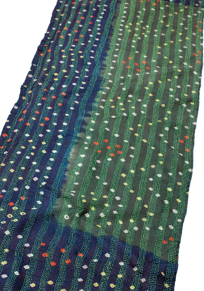 【1点物】インドのカンタ刺繍スカーフ (190cm×50cm) 9 - 反対面を斜めから撮ってみました。基本的にどちらが裏表かは決まっていませんので、お好みでお楽しみ下さい。