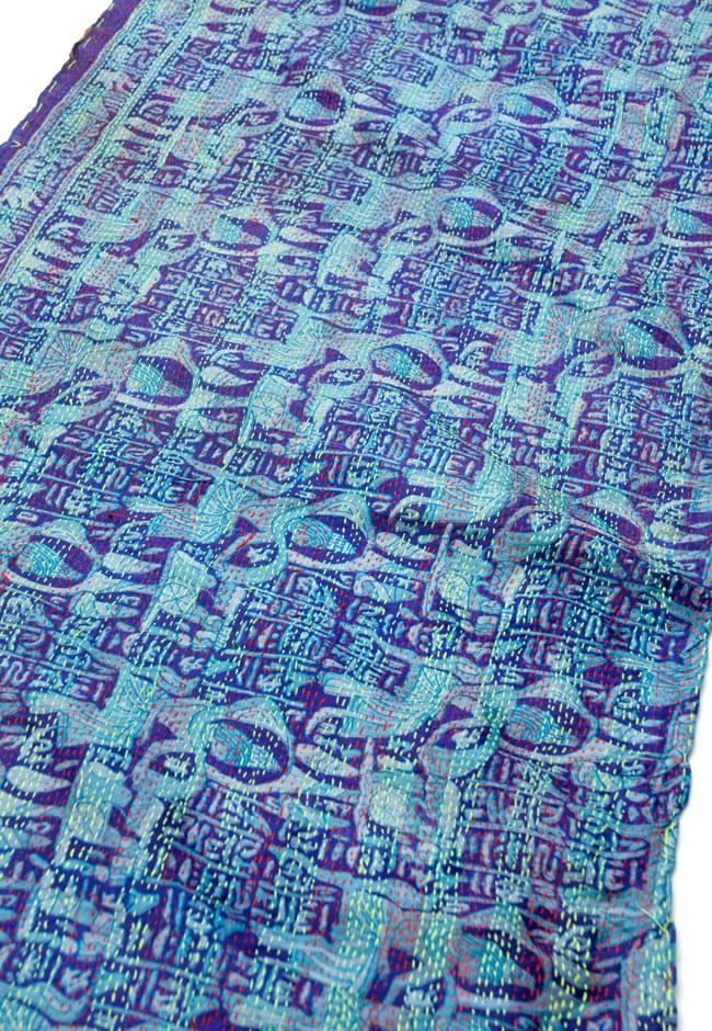 【1点物】インドのカンタ刺繍スカーフ (190-195cm×50cm) 9 - 反対面を斜めから撮ってみました。基本的にどちらが裏表かは決まっていませんので、お好みでお楽しみ下さい。