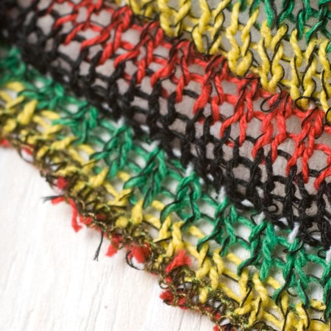 何通りも楽しめる!魔法のスヌード 【ラスタ】 4 - 端は編みっぱなしでクルンとなっています。