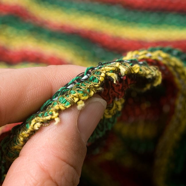 何通りも楽しめる!魔法のスヌード 【ラスタ】 5 - 厚みはこのくらいです。とても使用しやすいサイズ感ですよ。