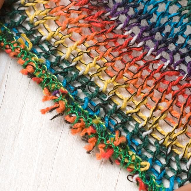 何通りも楽しめる!魔法のスヌード 【レインボー】 4 - 端は編みっぱなしでクルンとなっています。